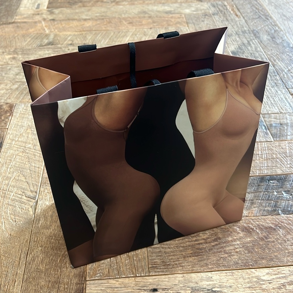 Paper skims shopping bag